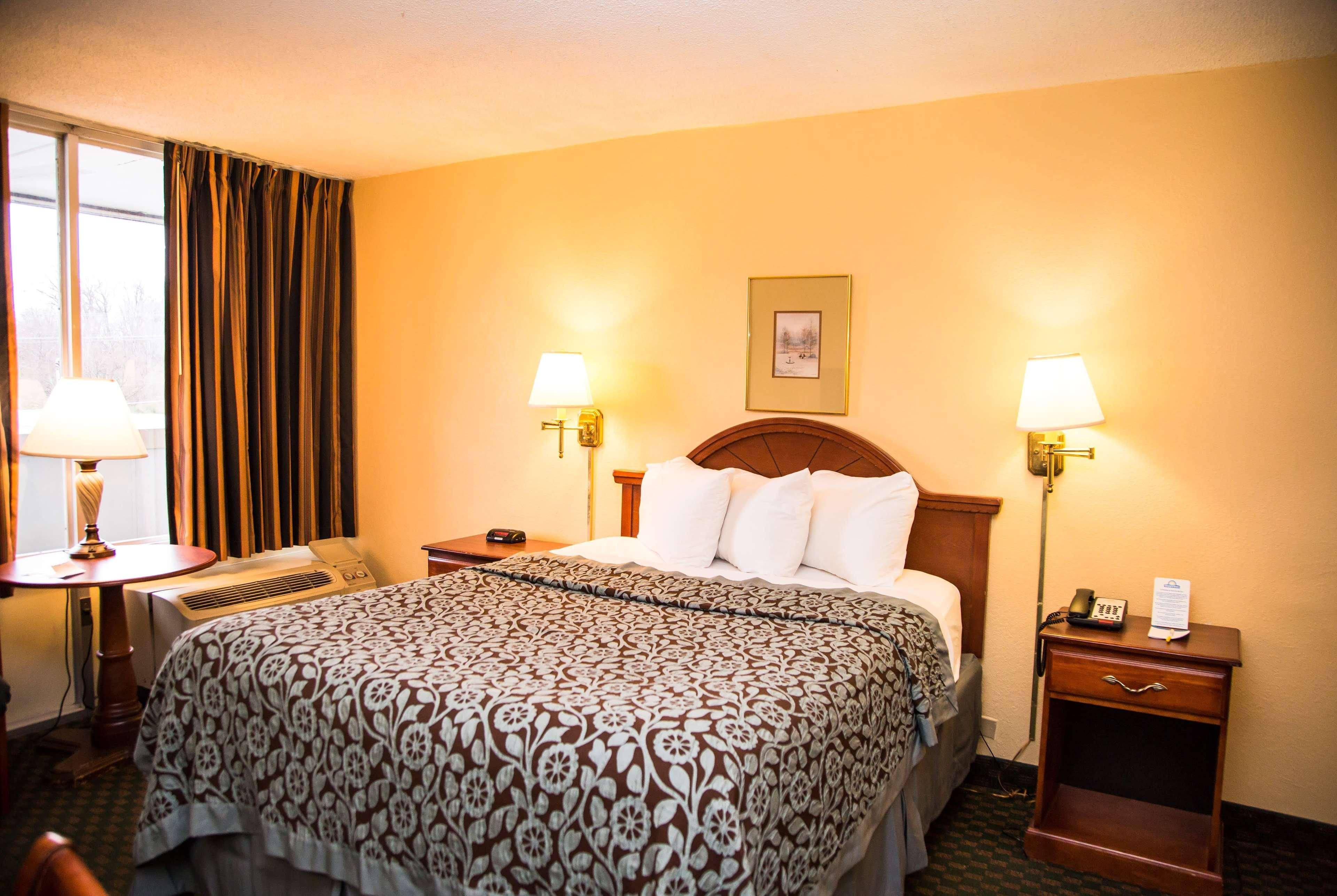 Days Inn By Wyndham Alexandria South Экстерьер фото