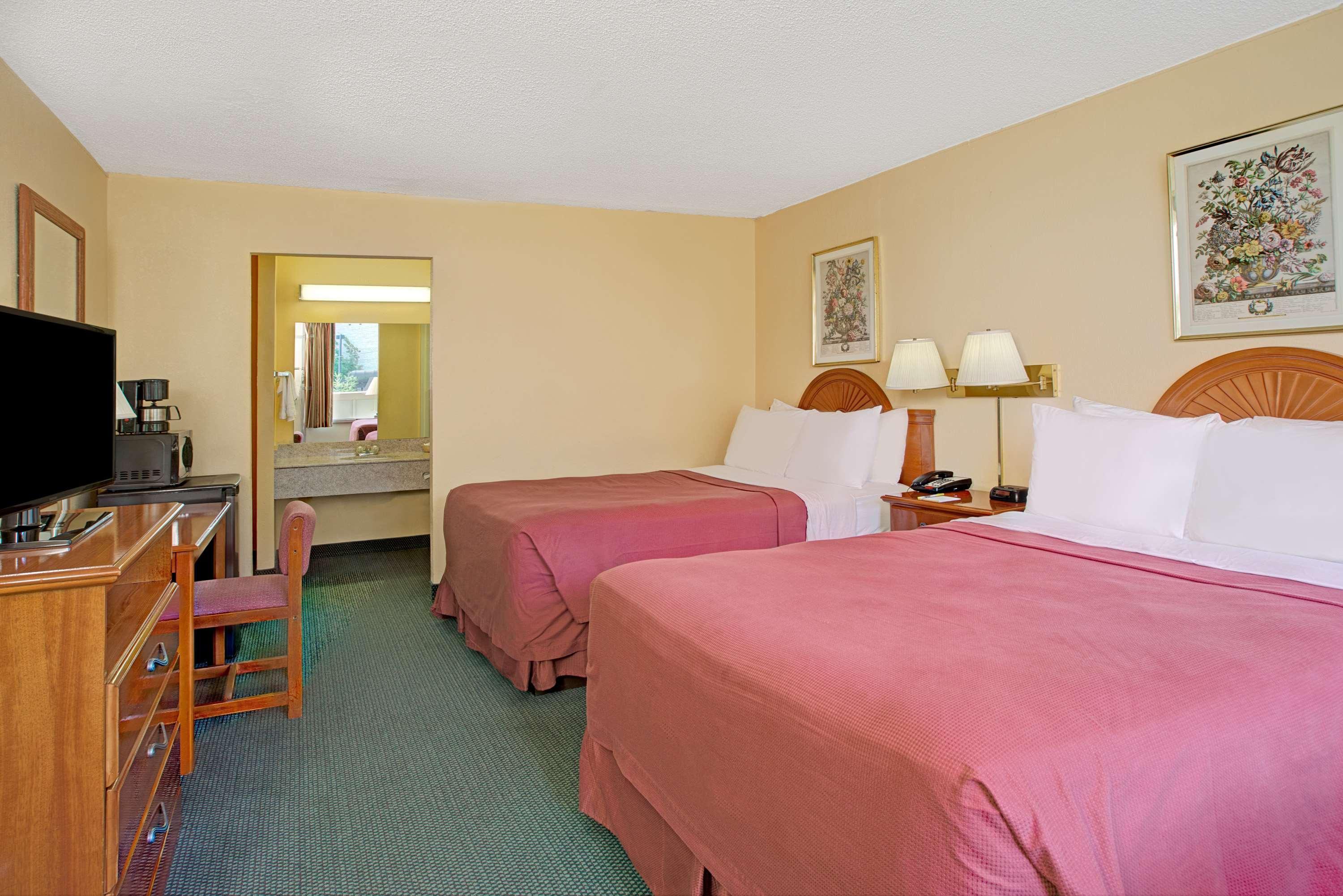Days Inn By Wyndham Alexandria South Экстерьер фото