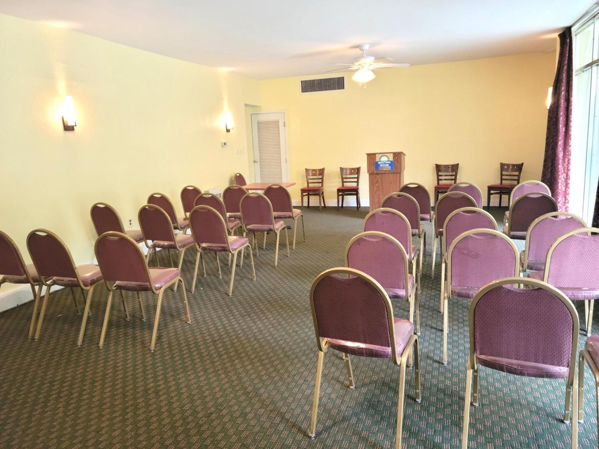 Days Inn By Wyndham Alexandria South Экстерьер фото